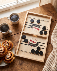 Fast Sling Puck på bord med kaffe och kanelbullar – fika