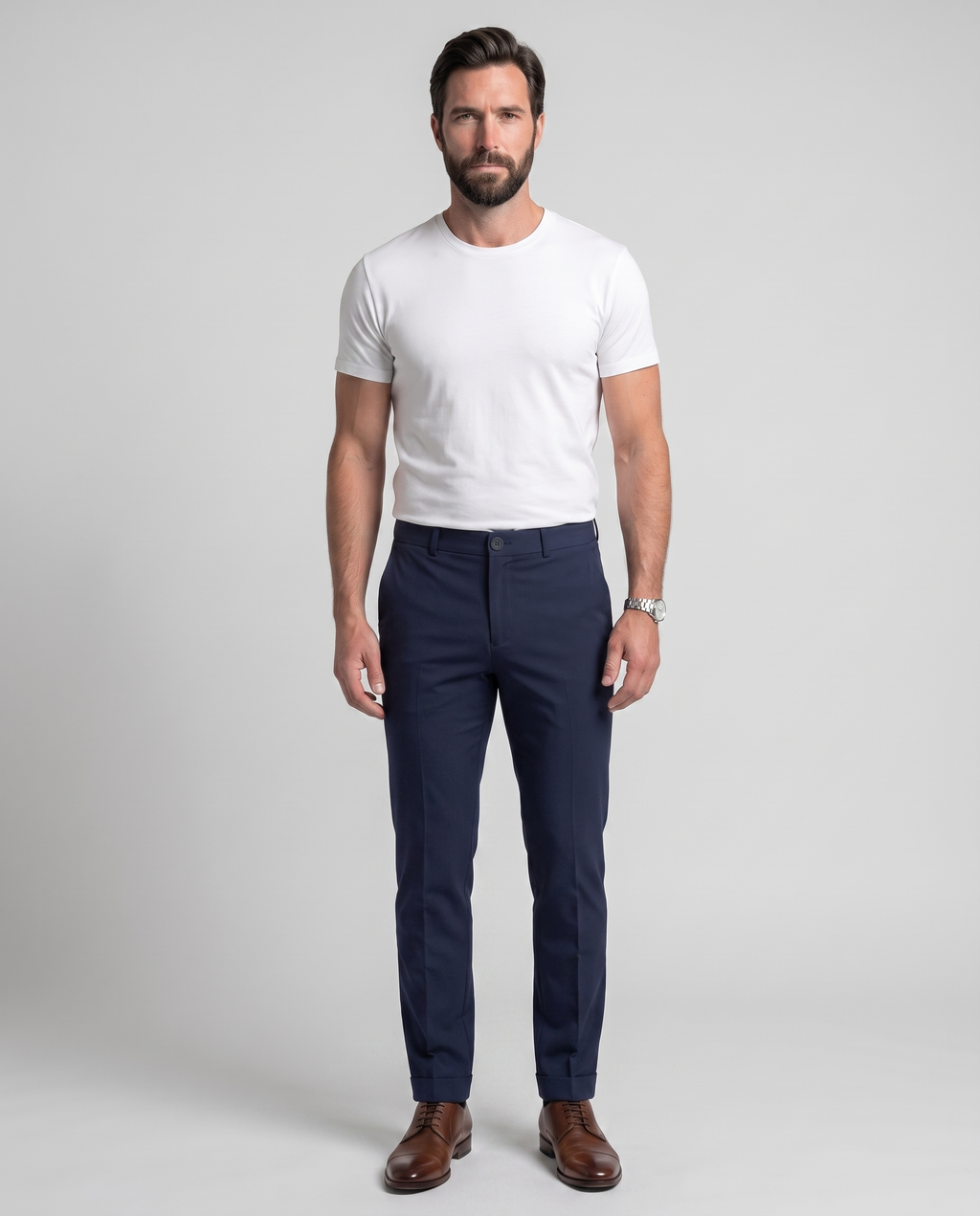 Man i marinblå MorphoFit stretchbyxor
