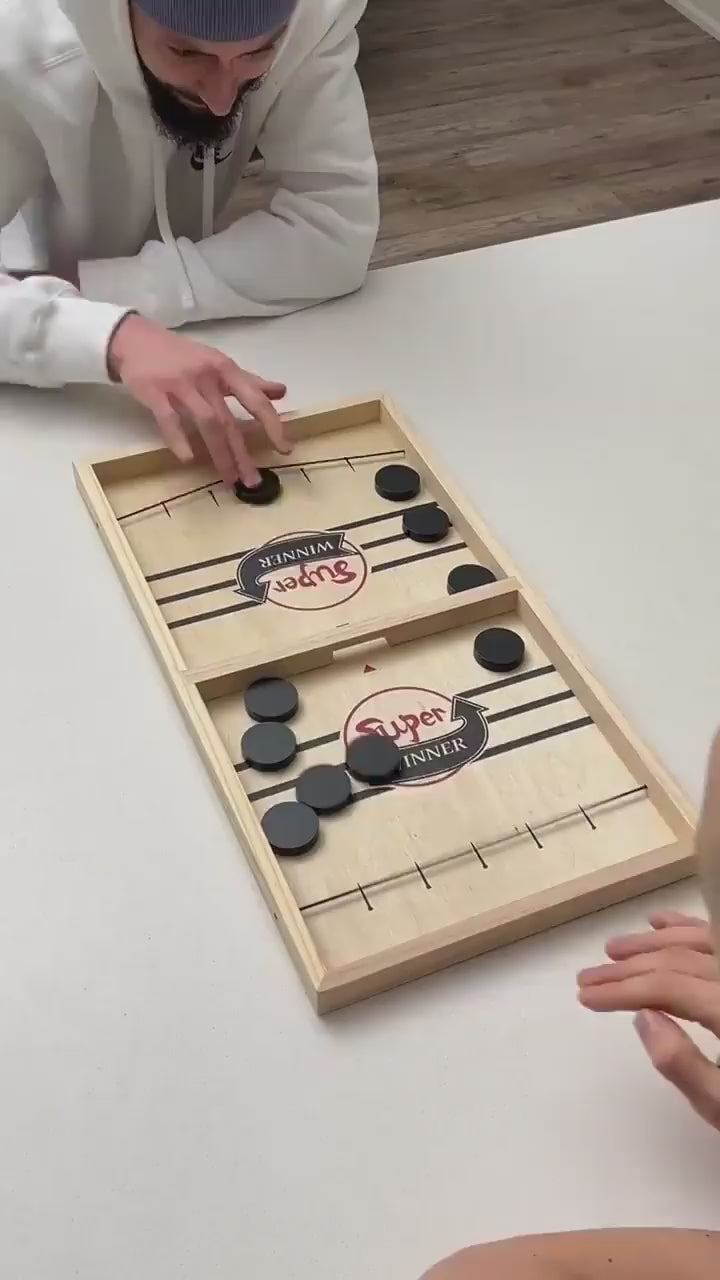 Fast Sling Puck Game spelas av två vänner – snabb och rolig duell